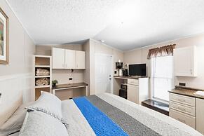 Dazeoff Too - Pet Friendly Suite 1 Bedroom Hotel Room by The Lodges at