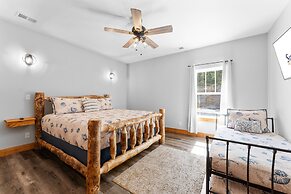 Cc115- Lakeside Landing 8 Bedroom Home