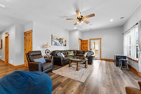 Cc115- Lakeside Landing 8 Bedroom Home