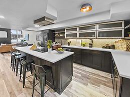 1674 Captain Molly's Hideout! Walk To Slopes! Hottub Pool! 3 Bedroom C