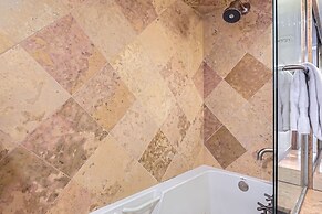 1454 Cozy Condo At Fawngrove Near Dv Base. New Hottub! 2 Bedroom Condo