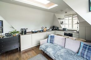 Sleek and Stylish 1BD Apt w/ Balcony, Hammersmith
