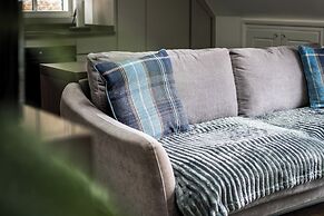 Sleek and Stylish 1BD Apt w/ Balcony, Hammersmith