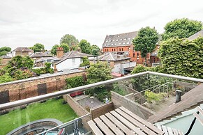 Sleek and Stylish 1BD Apt w/ Balcony, Hammersmith