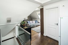 Sleek and Stylish 1BD Apt w/ Balcony, Hammersmith