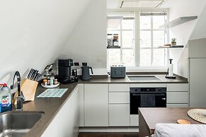 Sleek and Stylish 1BD Apt w/ Balcony, Hammersmith