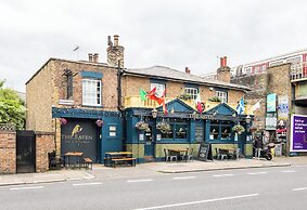 Sleek and Stylish 1BD Apt w/ Balcony, Hammersmith