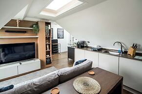 Sleek and Stylish 1BD Apt w/ Balcony, Hammersmith