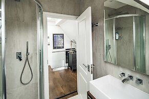 Sleek and Stylish 1BD Apt w/ Balcony, Hammersmith