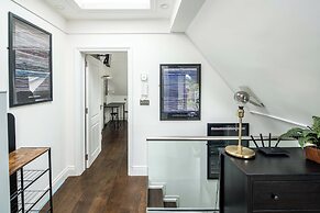 Sleek and Stylish 1BD Apt w/ Balcony, Hammersmith
