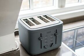 Sleek and Stylish 1BD Apt w/ Balcony, Hammersmith