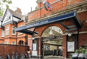 Sleek and Stylish 1BD Apt w/ Balcony, Hammersmith