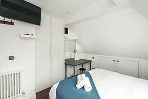 Sleek and Stylish 1BD Apt w/ Balcony, Hammersmith
