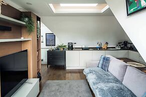 Sleek and Stylish 1BD Apt w/ Balcony, Hammersmith