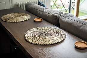 Sleek and Stylish 1BD Apt w/ Balcony, Hammersmith