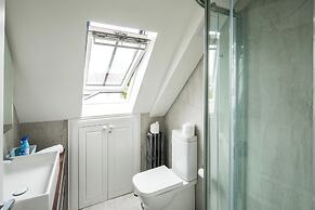 Sleek and Stylish 1BD Apt w/ Balcony, Hammersmith