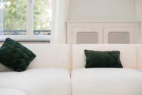 Luxurious 3-Bedroom 280sqm center