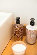 Luxurious 3-Bedroom 280sqm center