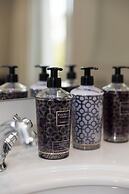 Luxurious 3-Bedroom 280sqm center