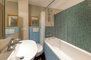 Luxurious 3-Bedroom 280sqm center