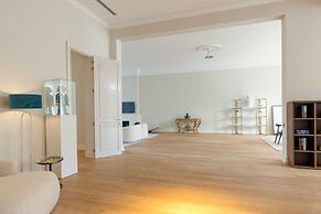 Luxurious 3-Bedroom 280sqm center