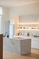 Luxurious 3-Bedroom 280sqm center