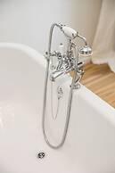 Luxurious 3-Bedroom 280sqm center