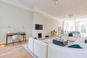 Luxurious 3-Bedroom 280sqm center