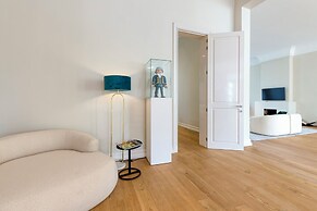 Luxurious 3-Bedroom 280sqm center