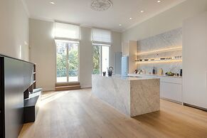 Luxurious 3-Bedroom 280sqm center