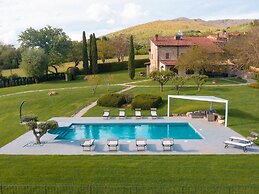 Faboulous Holiday Home With Private Pool
