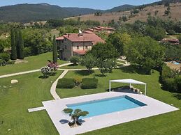 Faboulous Holiday Home With Private Pool
