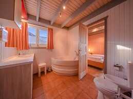 Ferienhaus mit Terrasse und Balkon