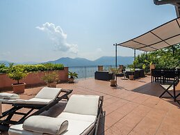 Oggebbio Getaway With Views