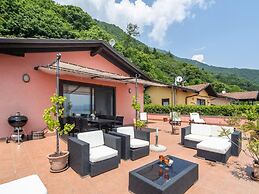 Oggebbio Getaway With Views