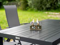 Rural House in a Park Near Molenschot