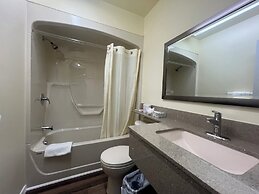 Colonial House Motor Inn