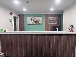 Colonial House Motor Inn