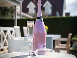 Oyster Coast: Sauna and Family Charm