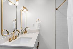 Modern 4BR House 10mins to Downtown