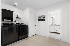 Modern 4BR House 10mins to Downtown