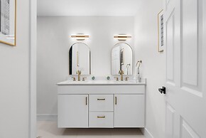 Modern 4BR House 10mins to Downtown