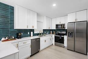 Modern 4BR House 10mins to Downtown