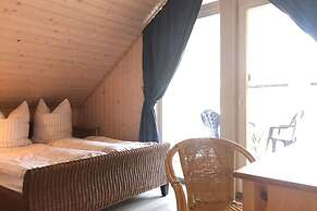 Ferienhaus mit Terrasse und Balkon