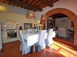 Belvilla by OYO Balmy Villa in Cortona With Pool