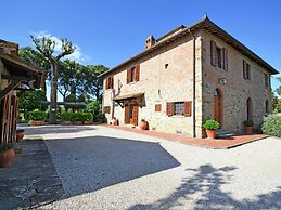 Belvilla by OYO Balmy Villa in Cortona With Pool