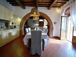 Belvilla by OYO Balmy Villa in Cortona With Pool