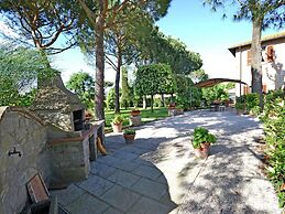 Belvilla by OYO Balmy Villa in Cortona With Pool