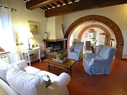 Belvilla by OYO Balmy Villa in Cortona With Pool