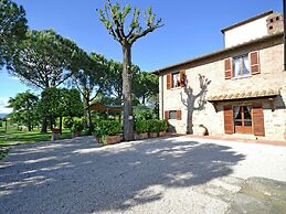 Belvilla by OYO Balmy Villa in Cortona With Pool